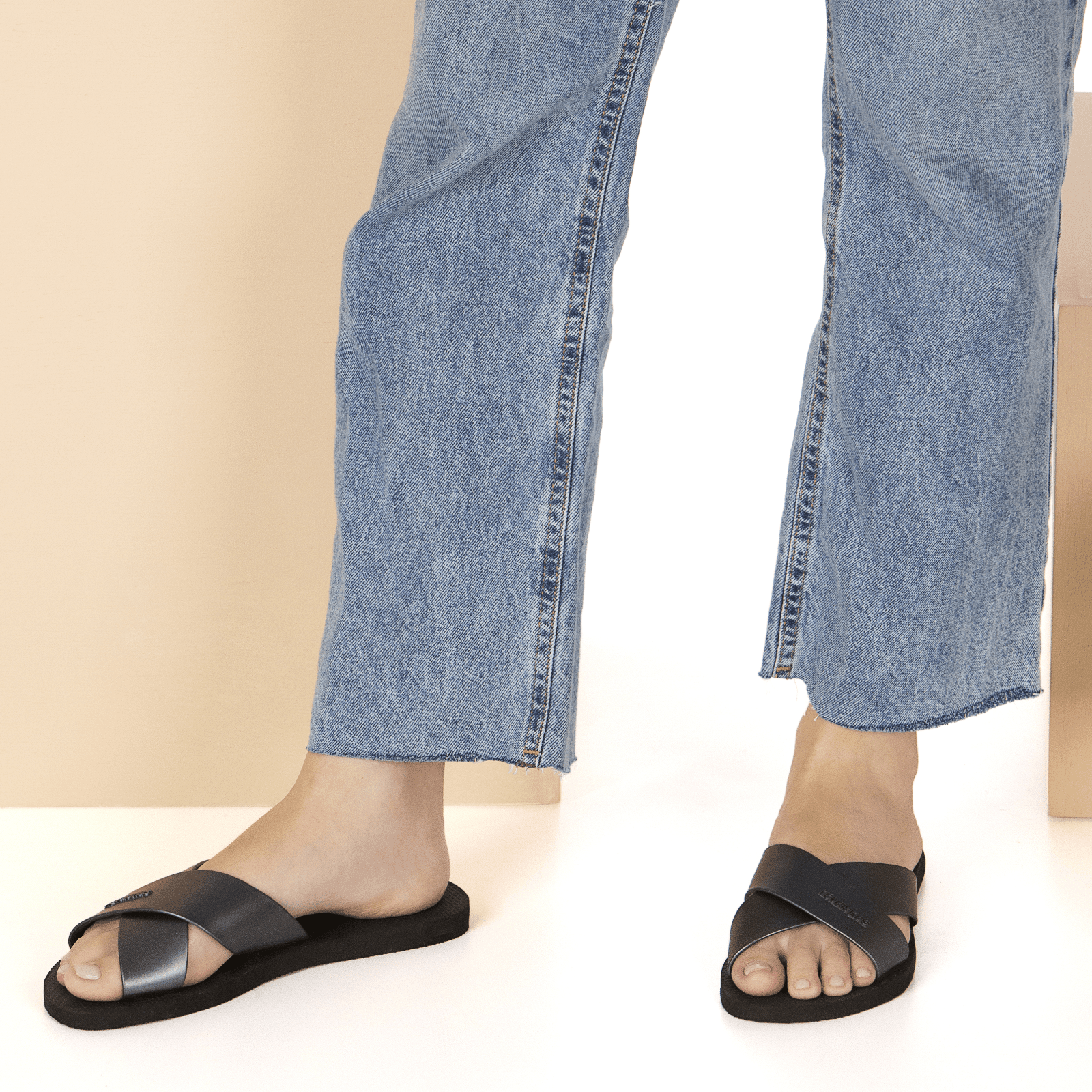 Sandália Rasteirinha  Aqua Metallic: Tiras Largas, Brilho, Conforto e Estilo Moderno